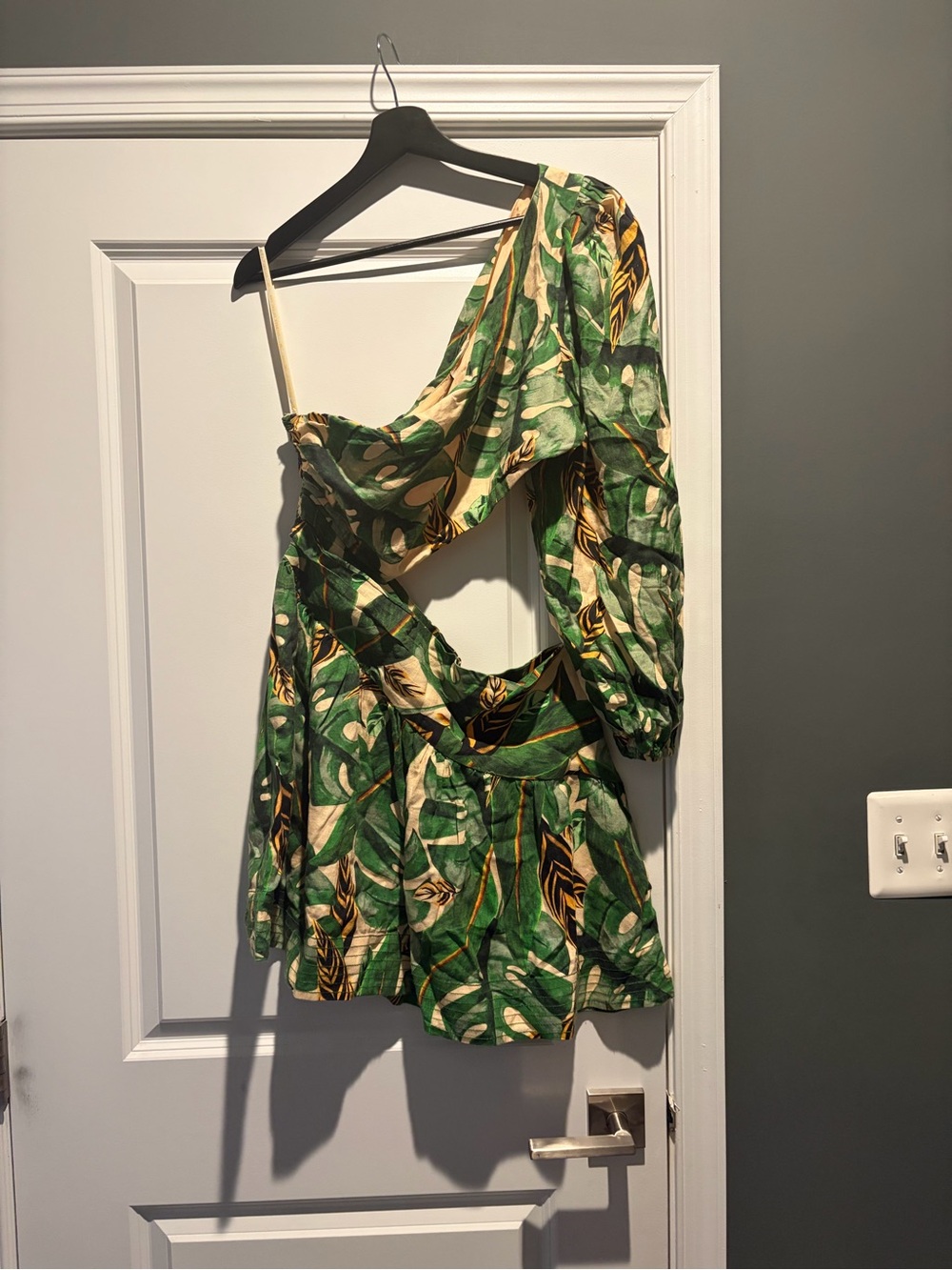 FARM RIO 
Tropical One-Shoulder Green Leaf Print Mini Dress - Picture 4 of 5